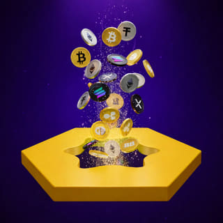 Diversas monedas de criptomonedas dispuestas en una superficie oscura y reflectante